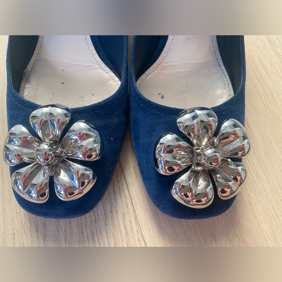 Suede Prada Pumps with Flower Buckle - Picture 6 of 7